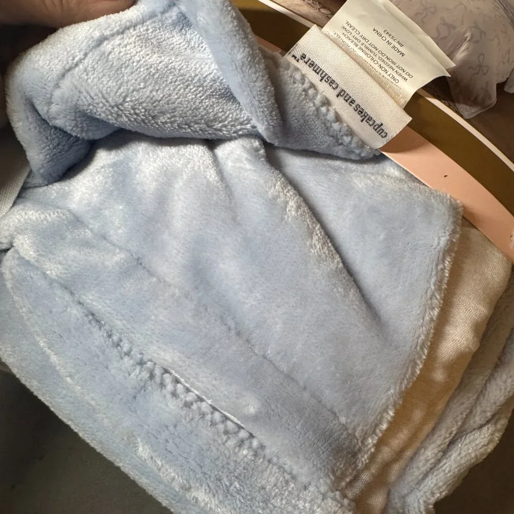 Cupcakes & Cashmere Blue &‎ White Bow Reversible Gauze Blanket 68